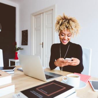 Mevrouw achter haar laptop