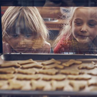 Weihnachtsplätzchen backen (zwei Kinder)