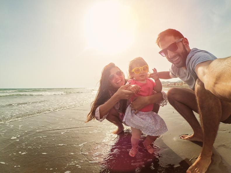 Mutter, Vater, Tochter am Strand