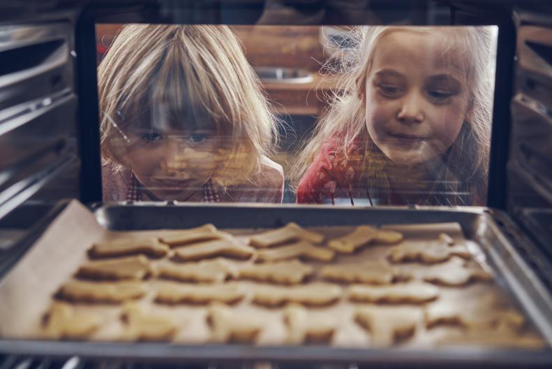 Zwei Kinder, die Plätzchen backen